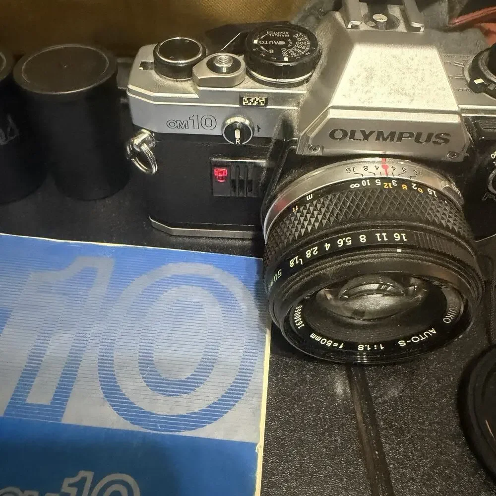 Working Olympus OM10 35mm Film Camera w/Zuiko 50mm f/1.8 Lens Extras Tarmac Bag